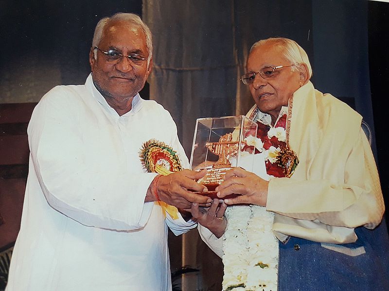 Chinu_Modi_on_Sahitya_Academy_Award_ceremony